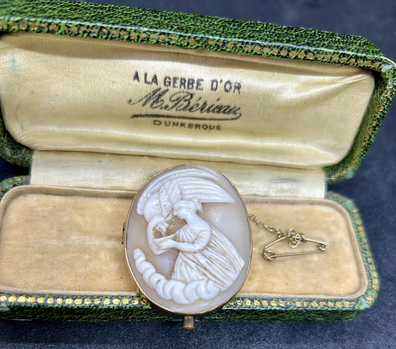 Hallmarked 9ct Yellow Gold Shell Carved Zeus & Hebe Italian Cameo