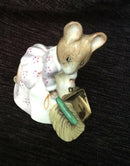 Beswick Beatrix Potter figurine Beswick Hunca Munca Sweeping figure figurine BP9b Gold pan