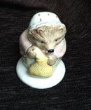 Beswick Beatrix Potter. Figurine Beswick MRS TIGGYWINKLE BUYS PROVISIONS figurine.
